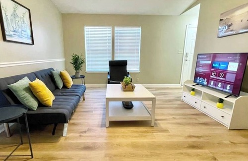 Acton House | Great Location! Sleeps 9, 15 min to Downtown!