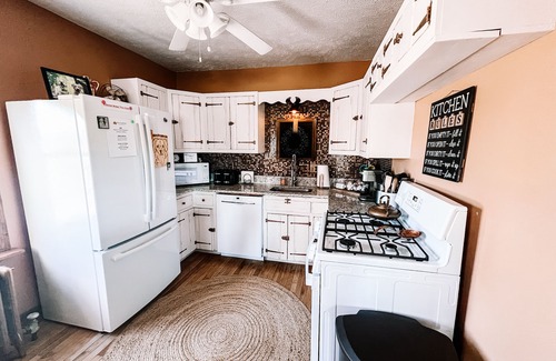 Geneva House | Great location to enjoy winery hopping, and close to the Spire Institute!