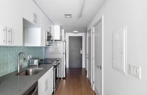 Mount Vernon Triangle Apartment | Great Mount Vernon Studio w/Rooftop Pool, nr Metro, by Blueground