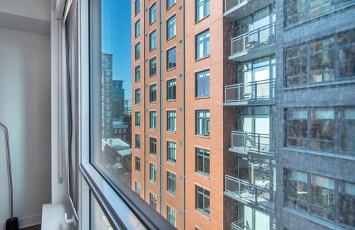 Mount Vernon Triangle Apartment | Great Mount Vernon Studio w/Rooftop Pool, nr Metro, by Blueground