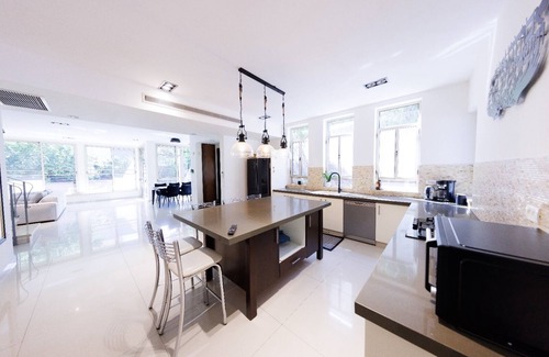 Hod HaSharon House | Great neighborhood ! great for large group of people.
