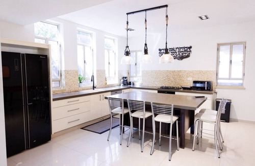 Hod HaSharon House | Great neighborhood ! great for large group of people.