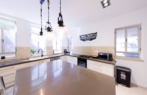 Hod HaSharon House | Great neighborhood ! great for large group of people.