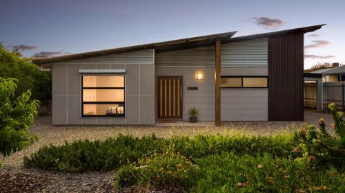 Goolwa Beach House | Great Ness Beach House - 8 Person Spa - Pet-Friendly - Netflix - Linen included