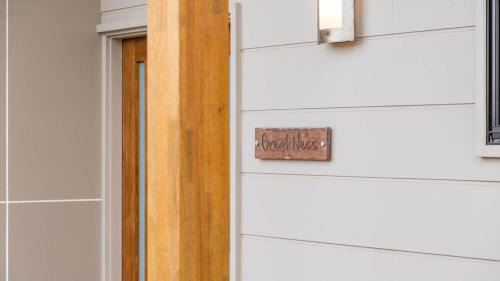 Goolwa Beach House | Great Ness Beach House - 8 Person Spa - Pet-Friendly - Netflix - Linen included