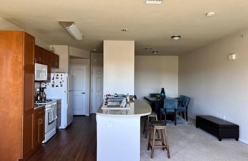 Warner Center Apartment | Great place w/all you need for you visit to LA. Gym, pool, sauna, jacuzzi &more!