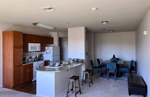 Warner Center Apartment | Great place w/all you need for you visit to LA. Gym, pool, sauna, jacuzzi &more!