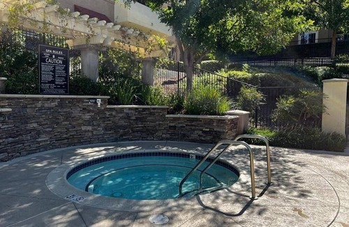Warner Center Apartment | Great place w/all you need for you visit to LA. Gym, pool, sauna, jacuzzi &more!