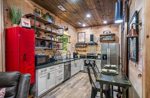 Gatlinburg - Pigeon Forge Cabin | Great prices! Cozy new cabin 5 miles to Pigeon Forge Parkway! Dollywood 7 miles