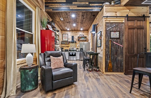 Gatlinburg - Pigeon Forge Cabin | Great prices! Cozy new cabin 5 miles to Pigeon Forge Parkway! Dollywood 7 miles