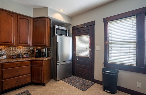 Dayton House | *GREAT PRICES*NEW*6 Bed*2.5 Bath*Next to UD*Sleeps 14*Kid Friendly*PATIO