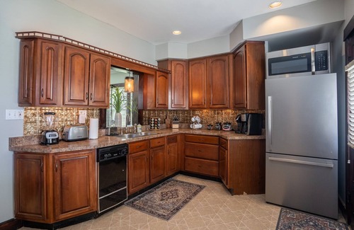 Dayton House | *GREAT PRICES*NEW*6 Bed*2.5 Bath*Next to UD*Sleeps 14*Kid Friendly*PATIO