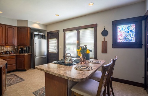 Dayton House | *GREAT PRICES*NEW*6 Bed*2.5 Bath*Next to UD*Sleeps 14*Kid Friendly*PATIO