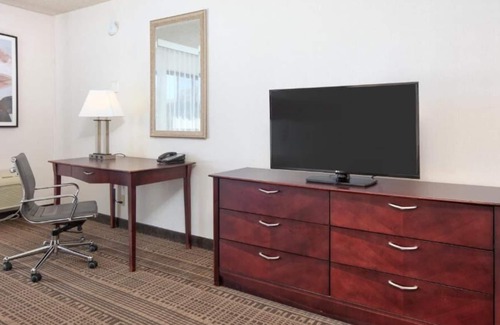 Santa Maria House | Great Relaxing Overnight Stay! 2 Great Units! Near Santa Maria Civic Theatre!