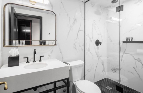 Riverside House | Great Relaxing Overnight Stay! 2 Convenient Units, Rooftop Bar, Coffeehouse