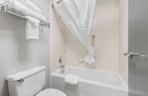 Orchard District Resort | Great Relaxing Overnight Stay! Pet-friendly Unit! Close to Pine Nursery Park!