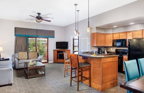 Sevierville Resort | Great Smokies Lodge 3-BR Presidential sleeps 8 includes WILDERNESS WATER PARK