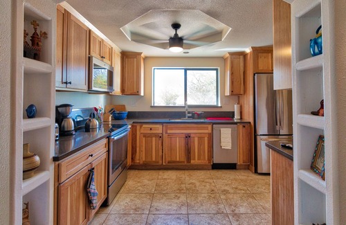 Twentynine Palms House | Great stargazing ~ EV Charging Station ~ Pets Welcomed
