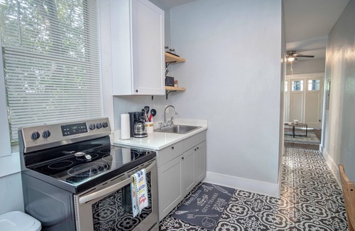 Southtown Apartment | Great Staycation Las Carolinas Sleeps 5