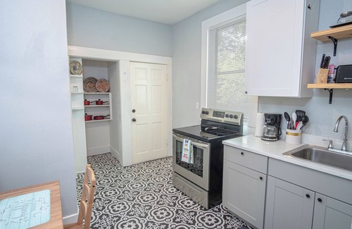 Southtown Apartment | Great Staycation Las Carolinas Sleeps 5