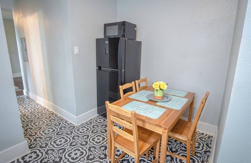 Southtown Apartment | Great Staycation Las Carolinas Sleeps 5