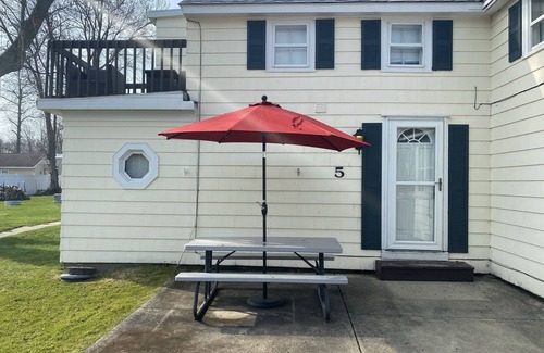 Geneva-on-the-Lake House | Great Strip Location |WalktoLake|Wine Country|Brewing Company|A/C|Grill&Firepit