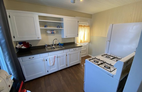 Geneva-on-the-Lake Cottage | Great Strip Location|Walk to Lake|Wine Country|A/C| Grill & Firepit|Family.