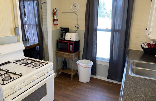 Geneva-on-the-Lake Cottage | Great Strip Location|Walk to Lake|Wine Country|A/C| Grill & Firepit|Family.