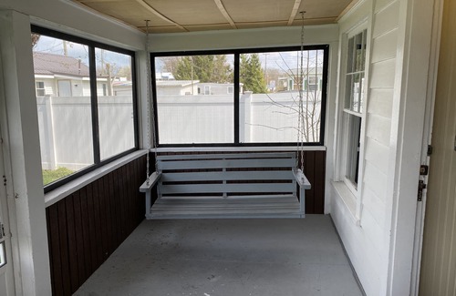 Geneva-on-the-Lake Cottage | Great Strip Location|Walk to Lake|Wine Country|A/C| Grill & Firepit|Family.