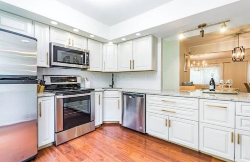 North Raleigh House | Great townhome near N. Hills with community pool