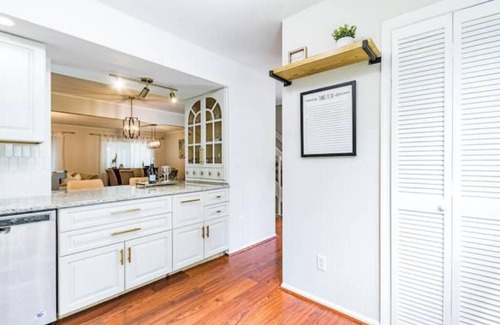 North Raleigh House | Great townhome near N. Hills with community pool