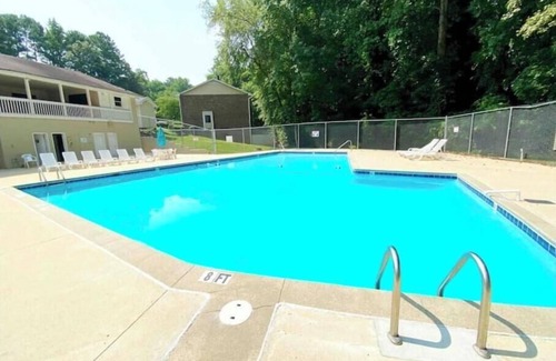 North Raleigh House | Great townhome near N. Hills with community pool