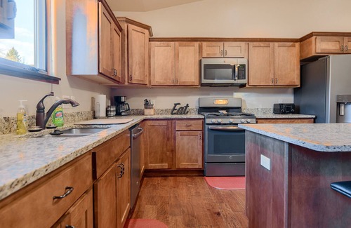 Spearfish Cabin | Great TwinHome w/ Full Game Room Large Open Kitchen & Close to Spearfish Park