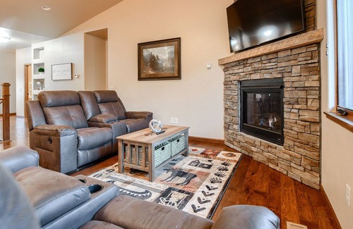 Spearfish Cabin | Great TwinHome w/ Full Game Room Large Open Kitchen & Close to Spearfish Park