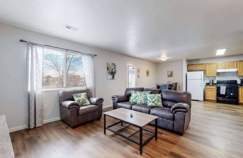 Brighton Apartment | Great Two King-Bed Rooms Near Airport | Ideal Stay!