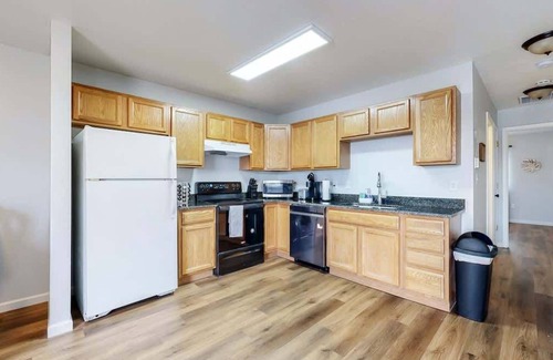 Brighton Apartment | Great Two King-Bed Rooms Near Airport | Ideal Stay!