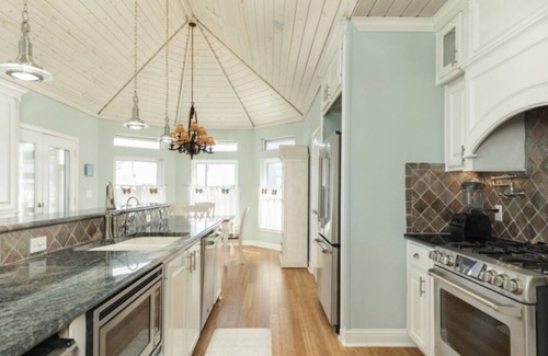 Pirates Beach House | Great Value, Five Minute Walk to Beach, Sleeps 12, Golf Cart