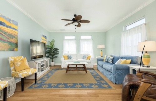 Pirates Beach House | Great Value, Five Minute Walk to Beach, Sleeps 12, Golf Cart