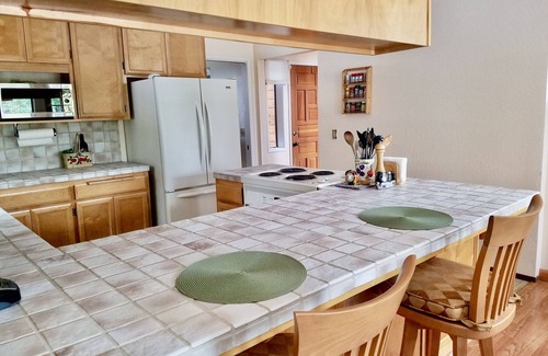 Arnold Cabin | Great Views! Pool, Large Jet-Tub, King Bed, Shufflebrd, Snow Sledding, Generator