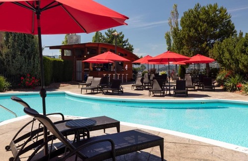 North End Apartment | Great waterfront property down town Kelowna
