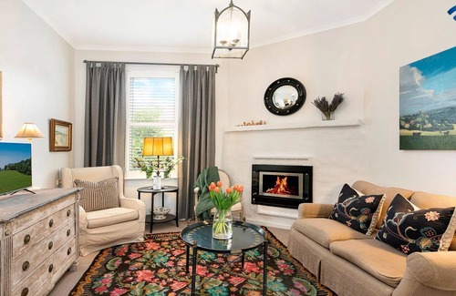Bundanoon House | Grebe Cottage - Let yourself relax and feel at ease in this charming, well-appointed cottage.