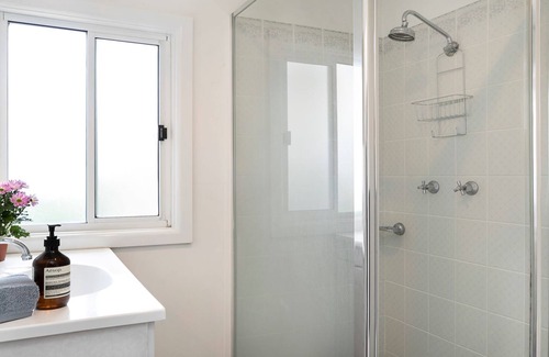 Bundanoon House | Grebe Cottage - Let yourself relax and feel at ease in this charming, well-appointed cottage.