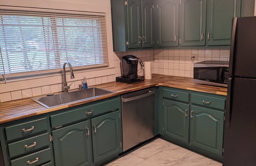 Rossville House | Green and White Chattanooga Cottage-near interstates and free parking