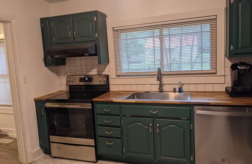 Rossville House | Green and White Chattanooga Cottage-near interstates and free parking