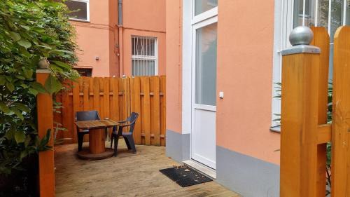 Neukoelln Apartment | Green Apartment KM2 XL Studio with terrace