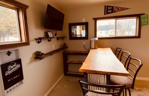 Green Bay House | Green Bay Packer Game House or Resch Expo less than 1 mile from Lambeau Field