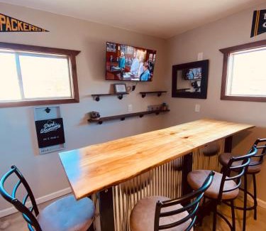 Green Bay House | Green Bay Packer Game House or Resch Expo less than 1 mile from Lambeau Field