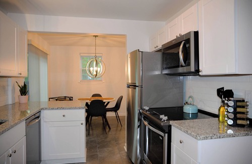 Dunean House | Green Bungalow < Less Than 10 Min to Dtw Greenville Family Friendly