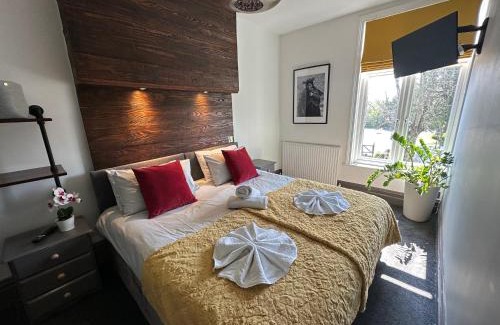 Torquay City Centre House | Green Corner Villa - Cosy Luxury in Central Torquay with Free Parking & EV