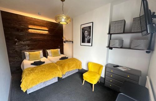 Torquay City Centre House | Green Corner Villa - Cosy Luxury in Central Torquay with Free Parking & EV